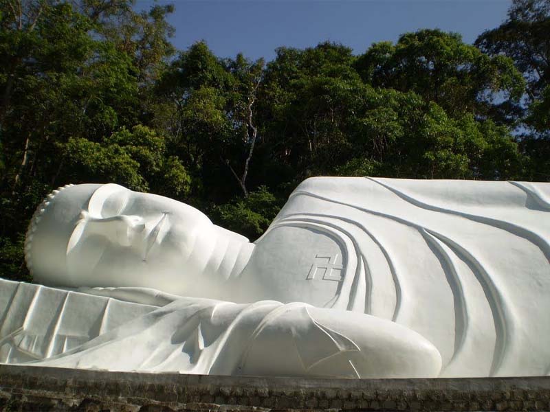 Tượng Phật nằm trên núi Tà Cú