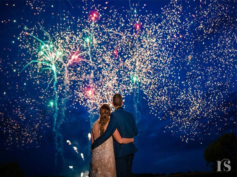 chụp ảnh cưới sáng tạo trên nền pháo hoa