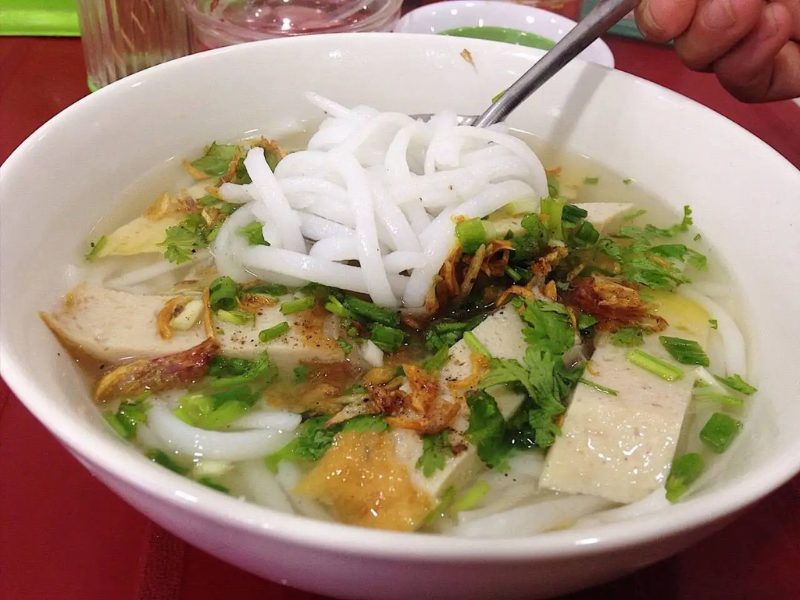 Bánh canh chả cá là món ăn đặc trưng của Nha Trang